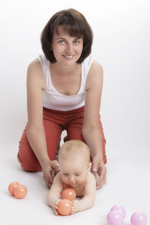 Andrea Běhalová s miminkem s balónky