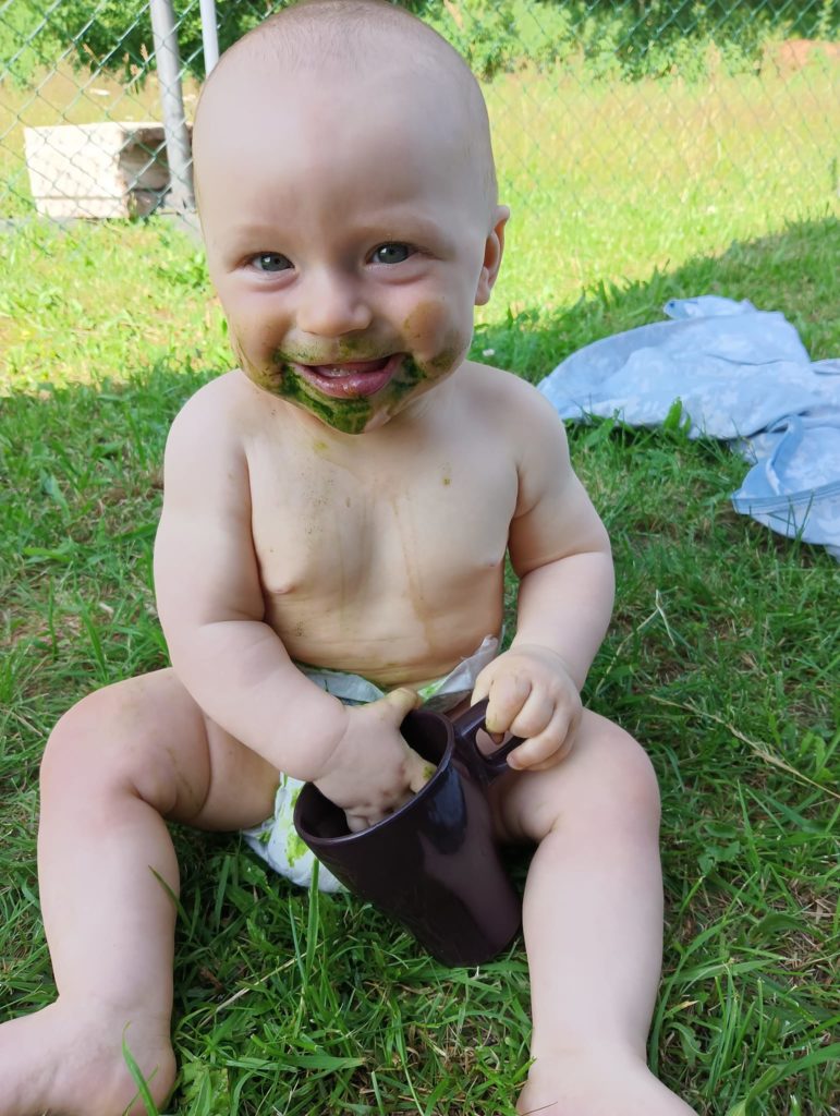 dítě jí zelený ječmen
